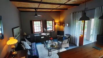 Casa de campo familiar, 1 habitación | Área de sala de estar | Televisión de pantalla plana