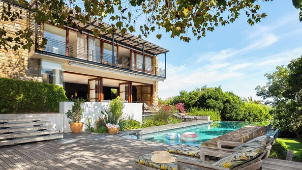 A modern house with a pool, wooden deck, and outdoor seating. - Le Thallo (Cape Town)