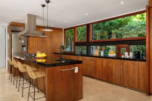 Luxury House, 5 Bedrooms | Private kitchen - Le Thallo (Cape Town)