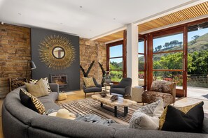Luxury House, 5 Bedrooms | Living room