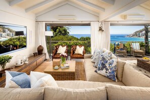 70-inch Smart TV with digital channels, TV - Bungalow Ulusaba (Cape Town)