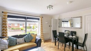 Dining - A three bedroom apartment , with 2 bathrooms . Suitable for a group of  5/6 (Glasgow)