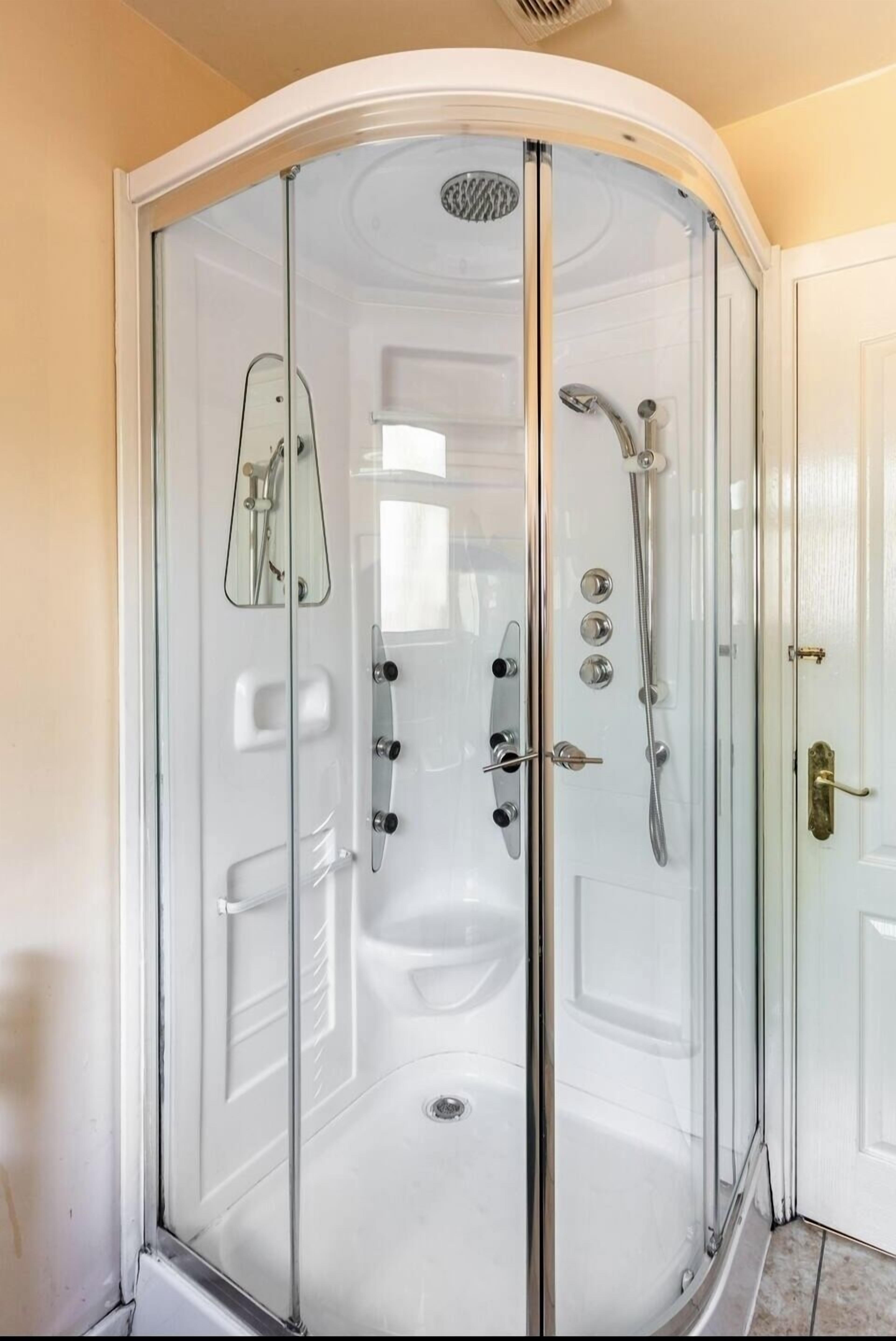 Ensemble douche/baignoire, sèche-cheveux, serviettes fournies, shampoing