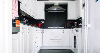 Un apartamento de tres habitaciones, con 2 baños. Apto para un grupo de 5