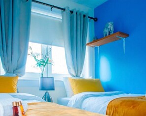 3 bedrooms, iron/ironing board, travel cot, free WiFi - A three bedroom apartment , with 2 bathrooms . Suitable for a group of  5/6 (Glasgow)