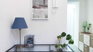 Doppia Classic (4th floor, stair access only) | Area soggiorno | TV a schermo piatto