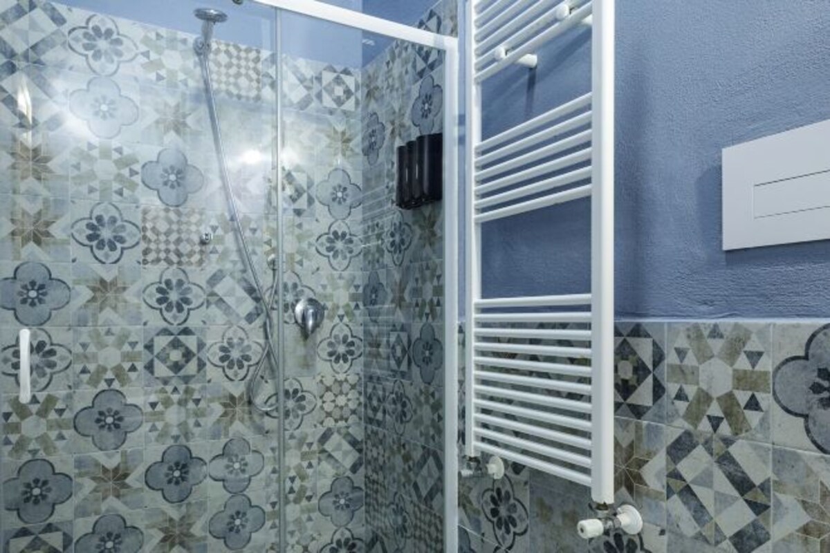 حمام | تجهيزات دش، مستلزمات مجانية للعناية الشخصية، مجففات شعر، مراحيض شطف