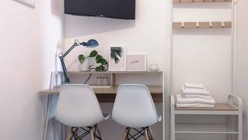 Klassieke tweepersoonskamer (4th floor, stair access only) | Woonruimte | Flatscreentelevisie