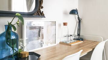 Classic-Doppelzimmer (4th floor, stair access only) | Wohnbereich | Flachbildfernseher