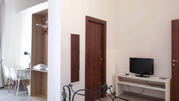 Deluxe-Zimmer (3rd floor, stair access only) | Wohnbereich | Flachbildfernseher