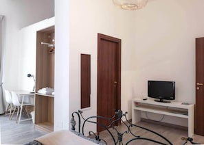 Deluxe Room (3rd floor, stair access only) | Living area | Flat-screen TV - B&B Civico 13 (Naples)