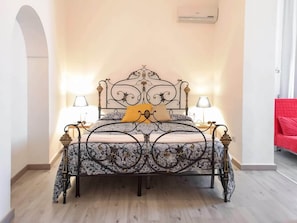 Chambre Deluxe (3rd floor, stair access only) | Décor unique, ameublement unique, bureau, accès au Wi-Fi (inclus)