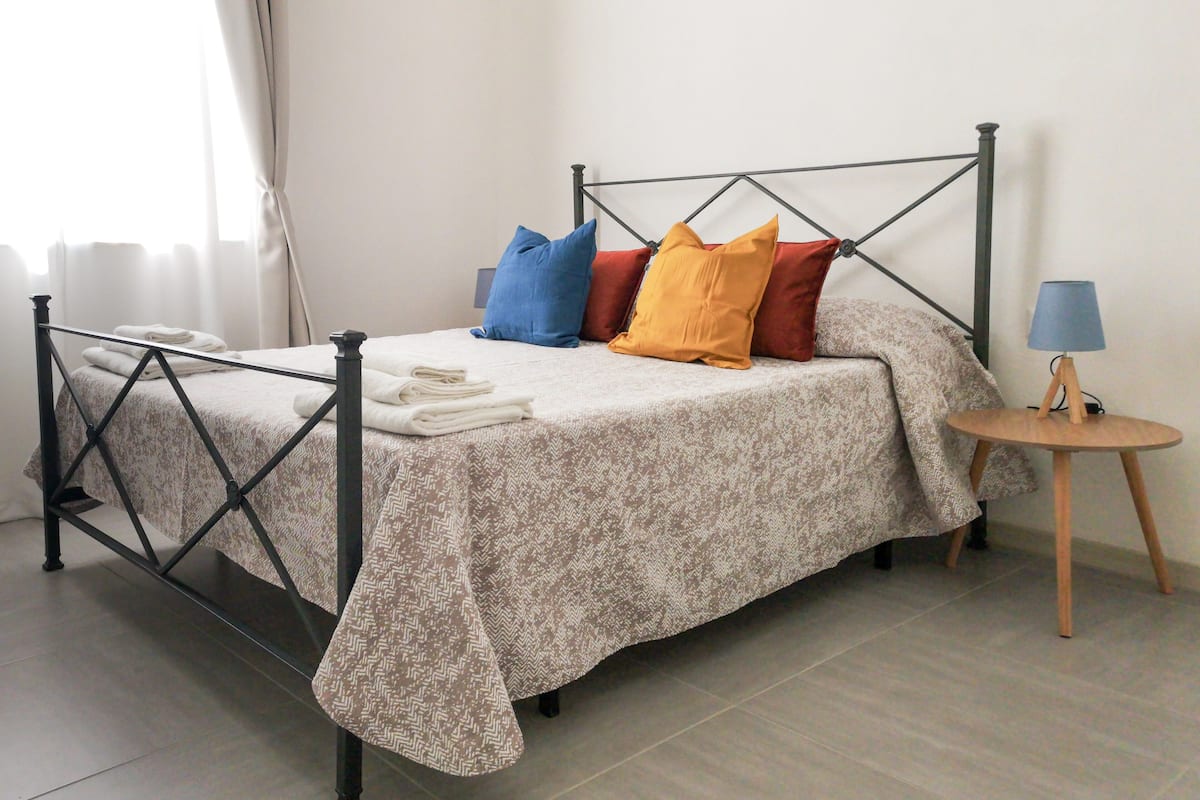 Habitación doble clásica (4th floor, stair access only) | 2 habitaciones, decoración personalizada y muebles diferentes
