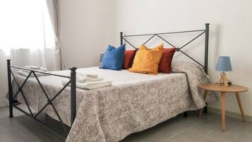 Classic-Doppelzimmer (4th floor, stair access only) | 2 Schlafzimmer, individuell dekoriert, individuell eingerichtet