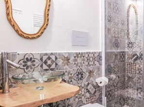 Basic Double Room (4th floor, stair access only) | Bathroom | Shower, free toiletries, hair dryer, bidet - B&B Civico 13 (Naples)