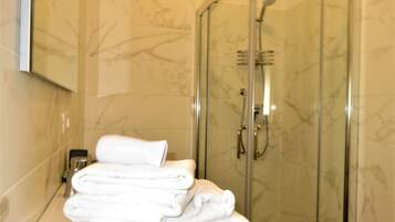 Comfort Room, 1 Bedroom, City View (1) | Bilik Mandi | Pancuran mandi, pengering rambut, bidet, tuala disediakan