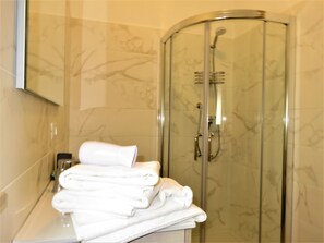 Camera Comfort, 1 camera da letto, vista città (1) | Bagno | Doccia, asciugacapelli, bidet, asciugamani