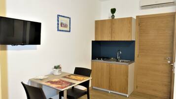 Comfort Room, 1 Bedroom (3) | Living area | Flat-screen TV