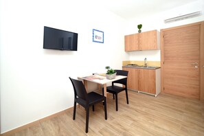 Comfort Room, 1 Bedroom (3) | Private kitchen