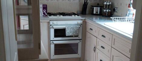 Jääkaappi, mikroaaltouuni, uuni, liesi