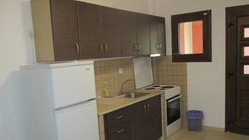 Täysikokoinen jääkaappi, uuni, liesi, kahvin-/teenkeitin