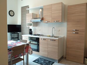 Appartamento City, 1 camera da letto, balcone | Cucina privata | Frigorifero con congelatore, microonde, forno, piano cottura