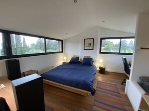 5 bedrooms, iron/ironing board, WiFi, bed sheets