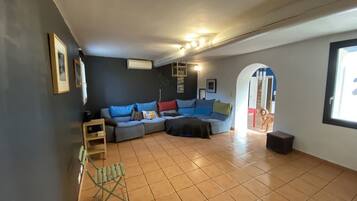 Televisión, chimenea, reproductor de DVD y tenis de mesa