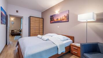 Grand Apartment | 2 bedrooms, soundproofing, iron/ironing board, free WiFi