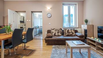 Grand Apartment | Living room | 42-inch flat-screen TV with cable channels, LCD TV