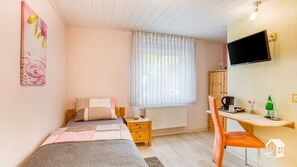 Hypo-allergenic bedding, desk, free WiFi, bed sheets - Gästehaus zum Rothaarsteig (Netphen)