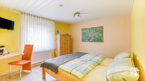 Hypo-allergenic bedding, desk, free WiFi - Gästehaus zum Rothaarsteig (Netphen)
