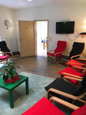 تلفزيون بشاشة مسطحة