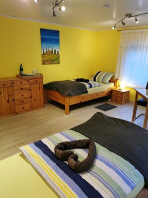 Hypo-allergenic bedding, desk, free WiFi, bed sheets - Gästehaus zum Rothaarsteig (Netphen)