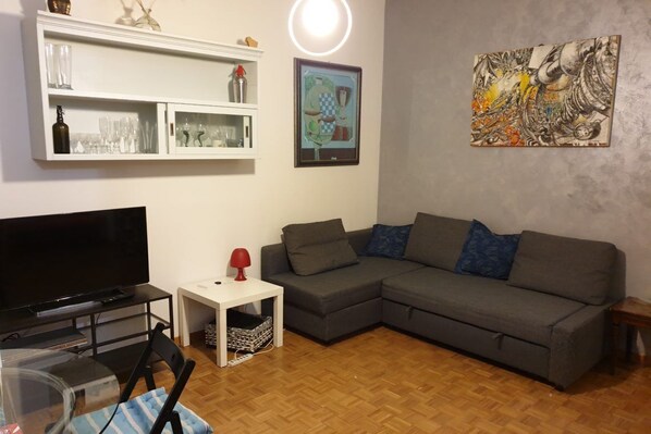 Appartement, 1 chambre, balcon | Coin séjour | Télévision LCD de 60 cm avec chaînes numériques, télévision