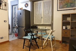 Apartment, 1 Schlafzimmer, Balkon | Essbereich im Zimmer