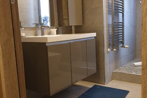 Appartement, 1 chambre, balcon | Salle de bain | Douche, articles de toilette gratuits, sèche-cheveux, bidet