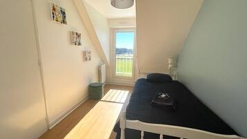 4 bedrooms, desk, iron/ironing board, travel crib