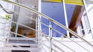 Un edificio moderno con una escalera que lleva a un balcón.