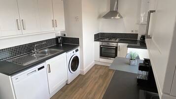 Apartemen Eksekutif | Dapur pribadi | Lemari es, microwave, kompor, dan mesin pencuci piring