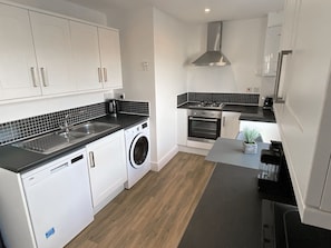 Executive-Apartment | Eigene KĂŒche | KĂŒhlschrank, Mikrowelle, Herdplatte, GeschirrspĂŒler