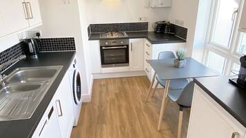 Apartemen Eksekutif | Dapur pribadi | Lemari es, microwave, kompor, dan mesin pencuci piring