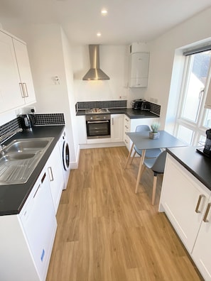 Executive-Apartment | Eigene KĂŒche | KĂŒhlschrank, Mikrowelle, Herdplatte, GeschirrspĂŒler
