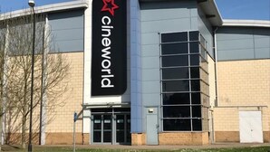 Elokuvateatterirakennus, jossa on suuri, silmiinpistävä «Cineworld»-kyltti, suuret ikkunat ja moderni arkkitehtoninen ilme.