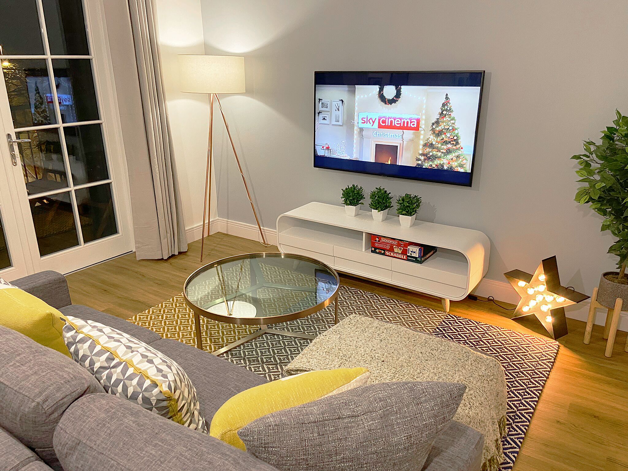 Executive Apartment | Living room | Flat-screen TV