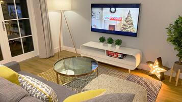 Executive Apartment | Living room | Flat-screen TV