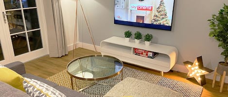Executive Apartment | Living room | Flat-screen TV