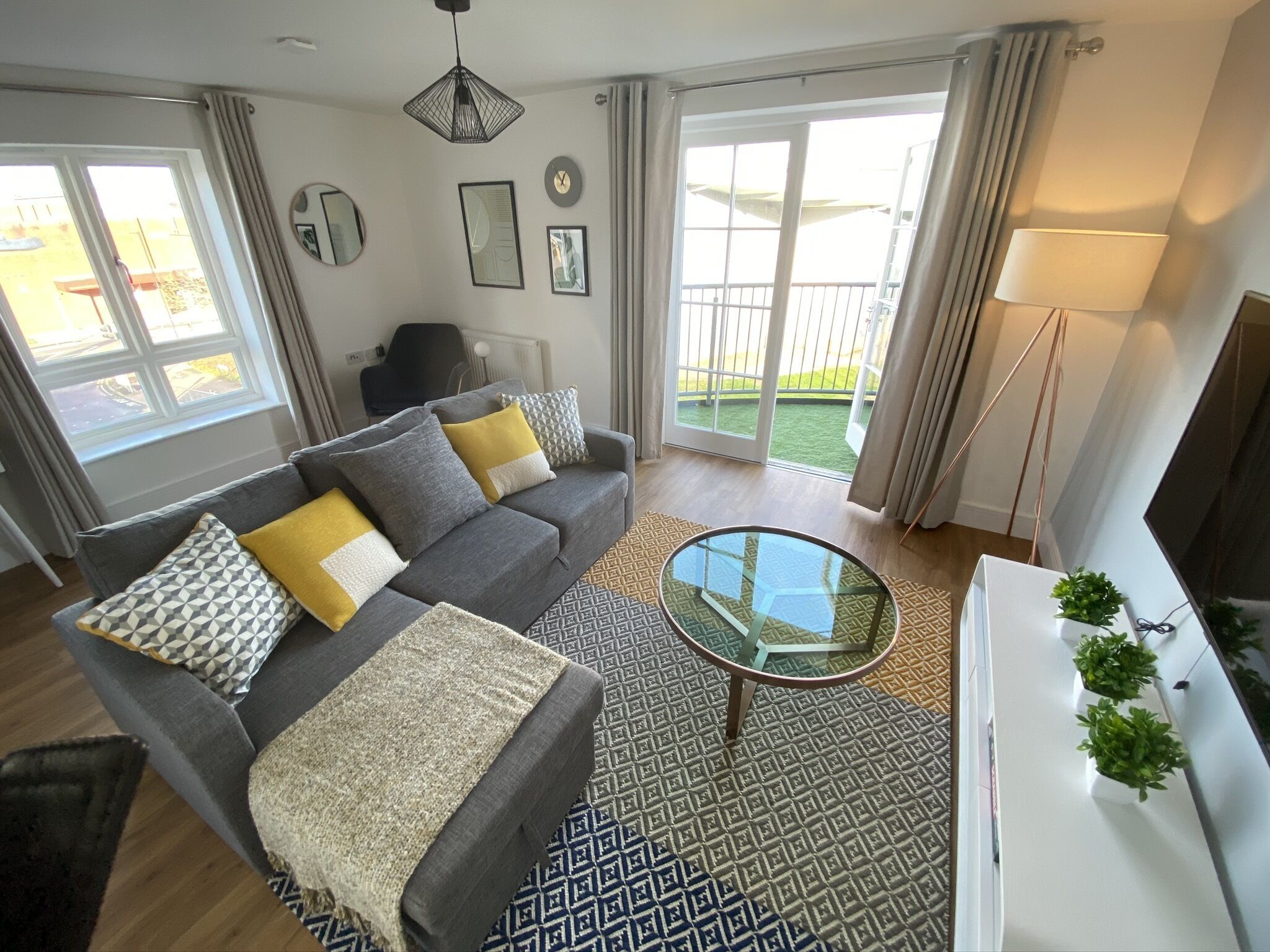 Executive Apartment | Living room | Flat-screen TV