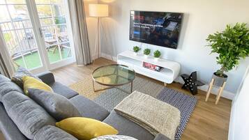 Apartemen Eksekutif | Ruang keluarga | TV layar datar