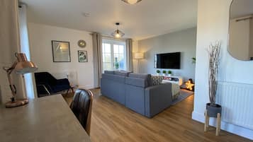 Executive Apartment | Living area | Flat-screen TV